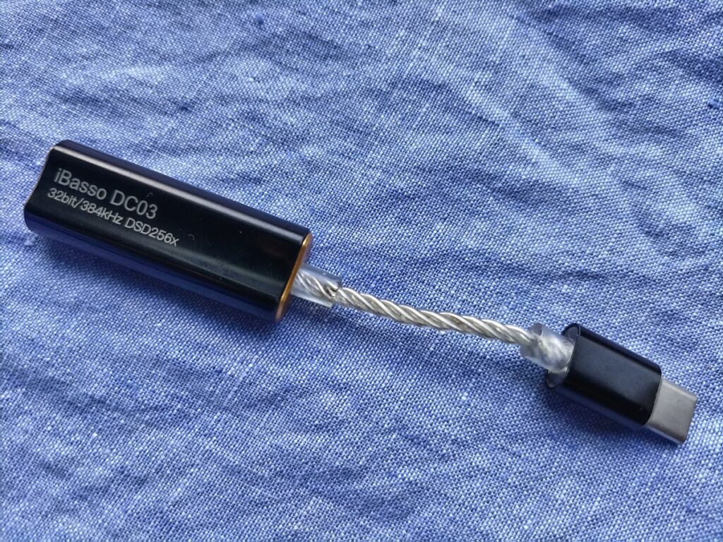 青いリネンの布の上に置かれたiBasso DC03の画像