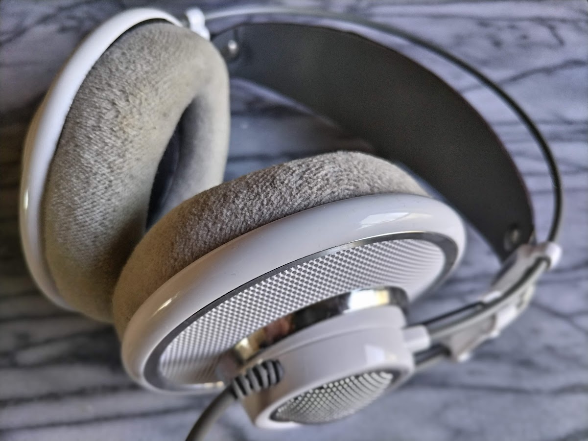 大理石の上に置かれたAKG K701の画像