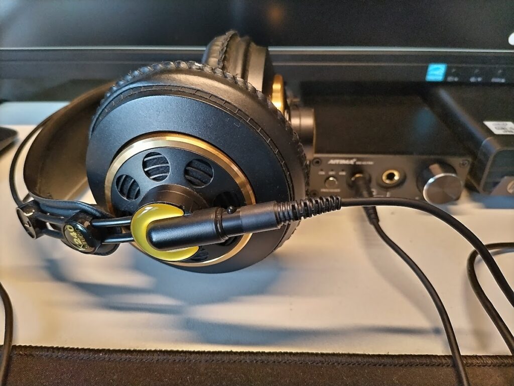 白いテーブルの上に、PCのモニター、AKG K240S、AIYIMA DAC-A5 PROなどが乗っている画像