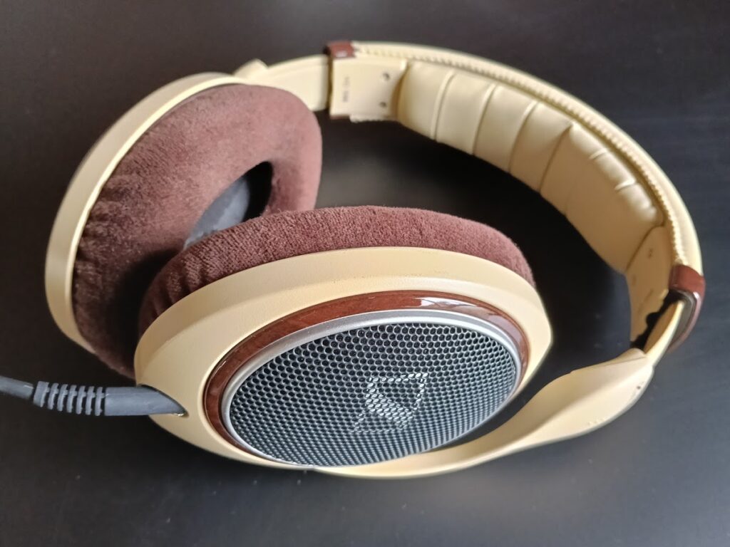 黒い背景の上に置かれたゼンハイザーHD598の画像
