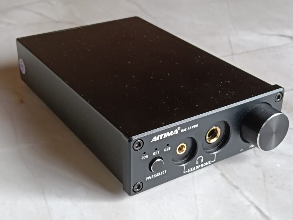 大理石の上に置かれたAIYIMA DAC-A5 PROの画像