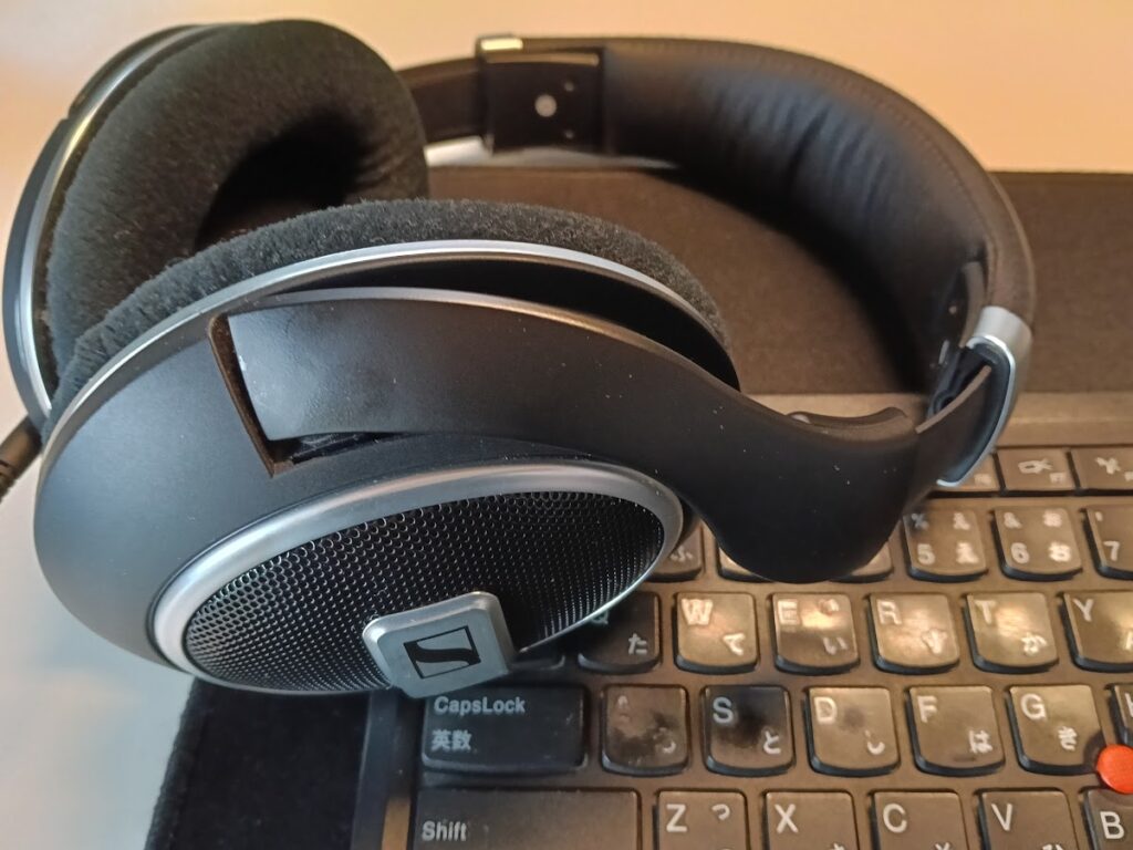 テーブルの上にゼンハイザーHD599SEとThinkPadトラックポイントキーボードIIが乗っている画像