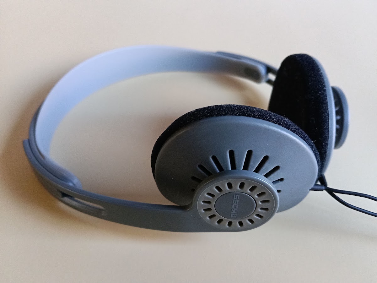 ベージュ色の机の上に置かれたKOSS kph30i