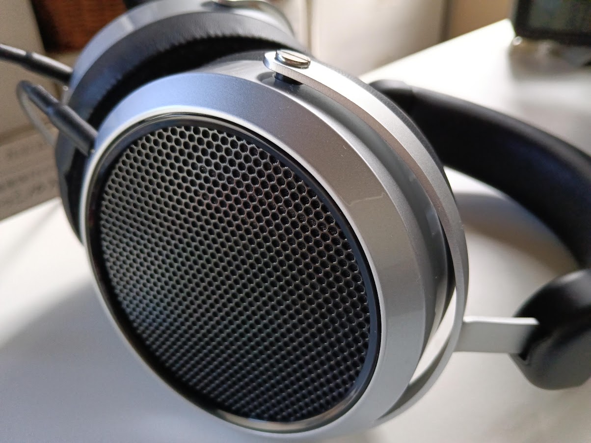 机の上に置かれたハイファイマンHE400se