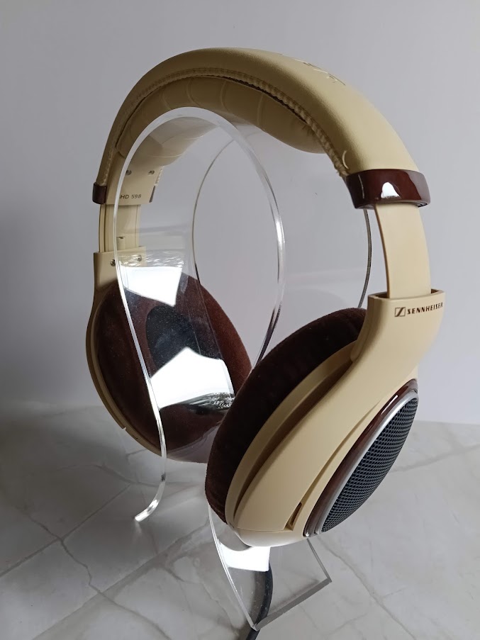 ヘッドホンスタンドにかけられたゼンハイザーHD598