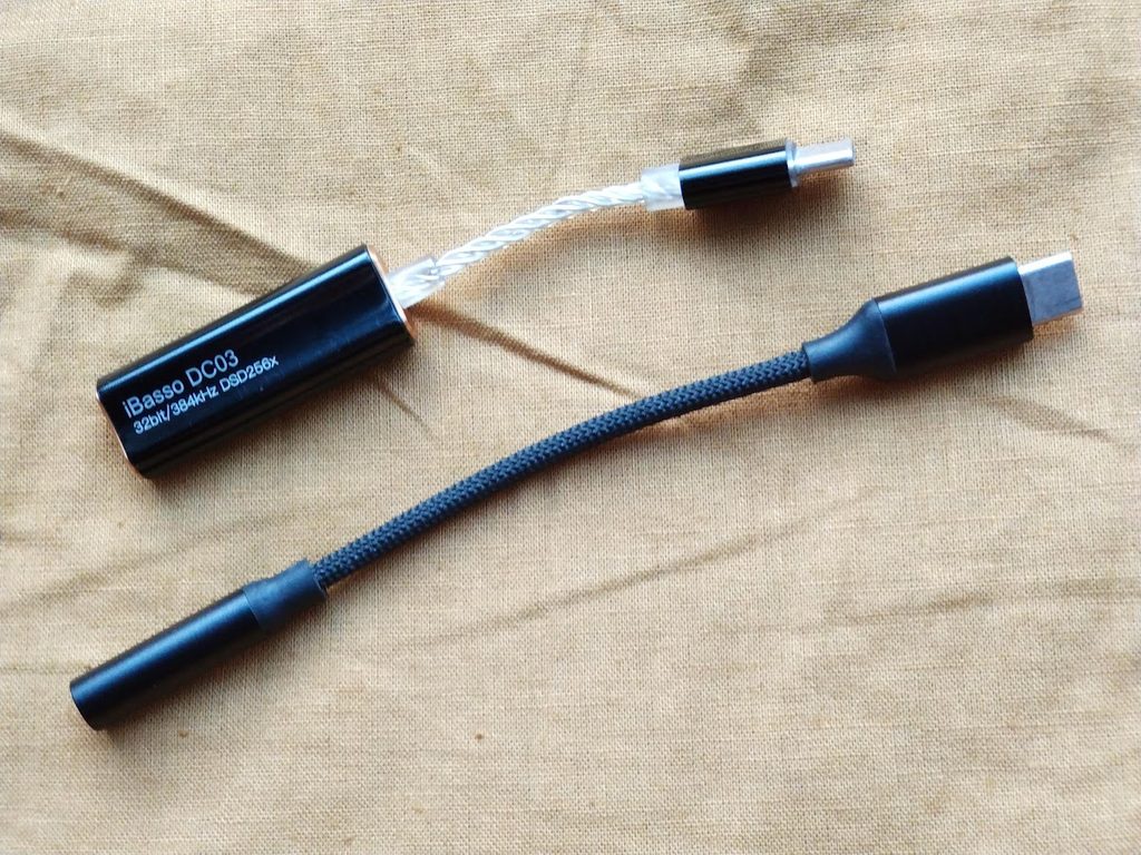 iBasso DC03と他のUSB DACが布の上に置かれた画像