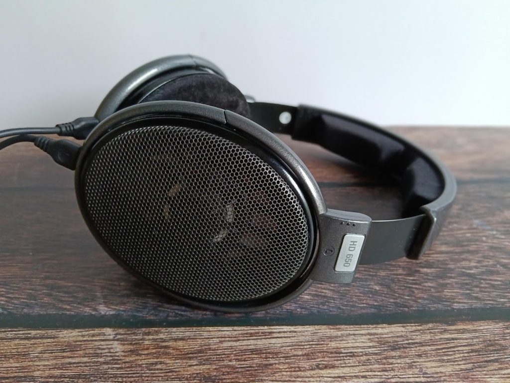 フローリングの床の上に置かれたゼンハイザーHD650