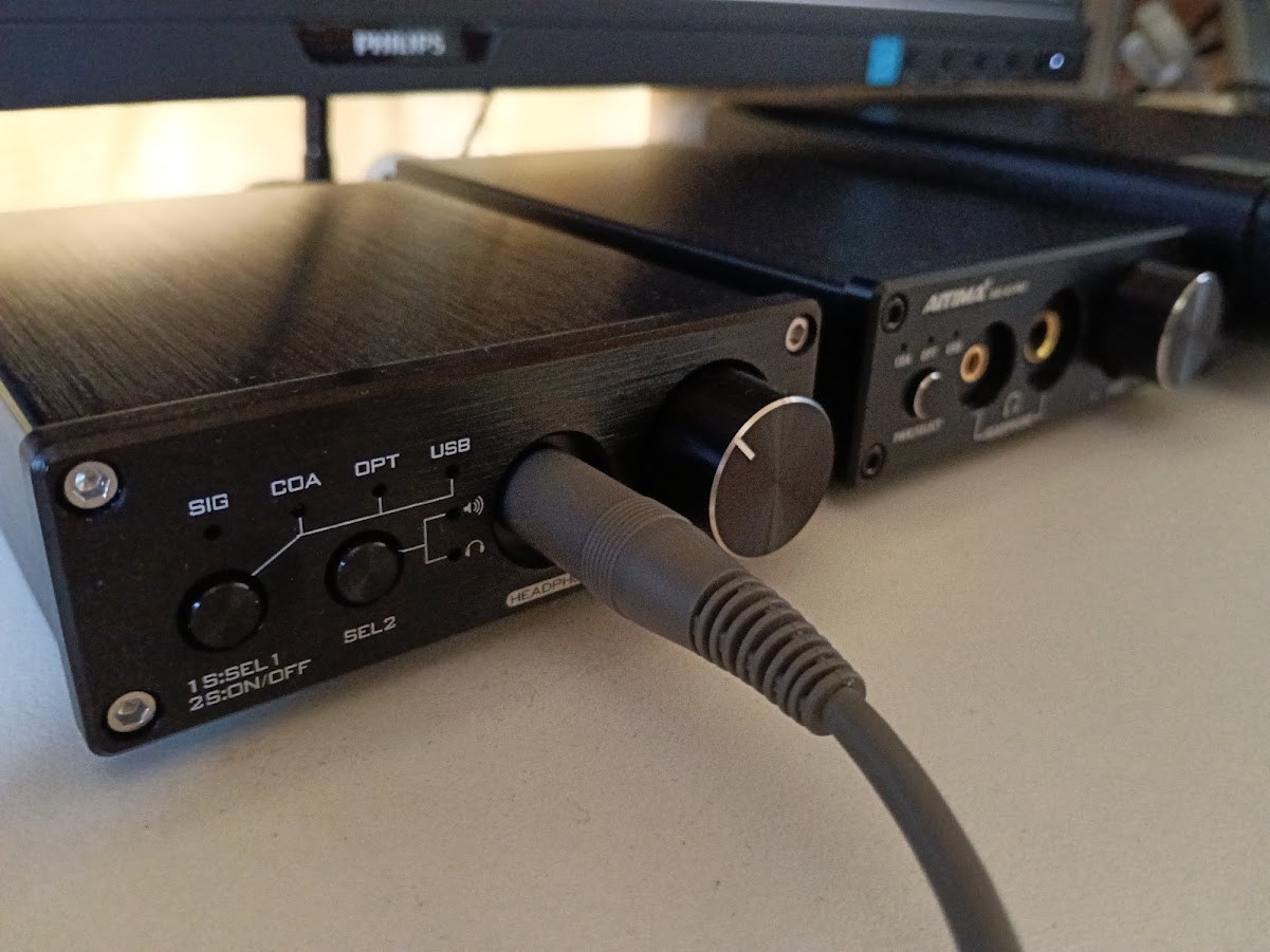 卓上のモニターの下に置かれたnobsound q5 proとAIYIMA DAC-A5 PROの画像