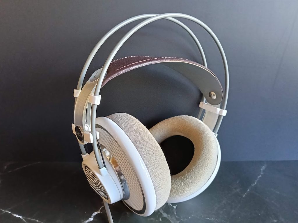 黒い壁に立てかけられたAKG K701