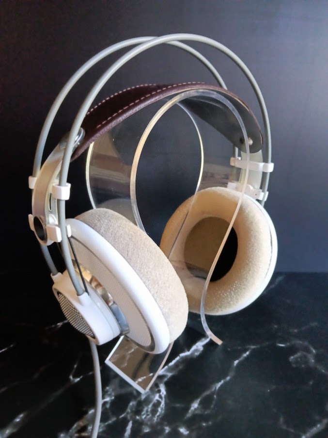 ヘッドホンスタンドにかけられたAKG K701