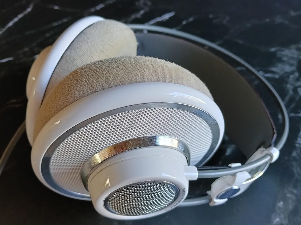 黒い大理石の上に置かれたAKG K701