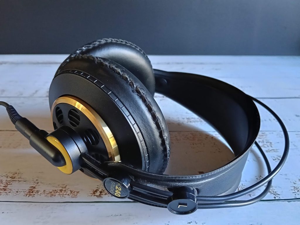 白いフローリングの床の上に置かれたAKG K240S