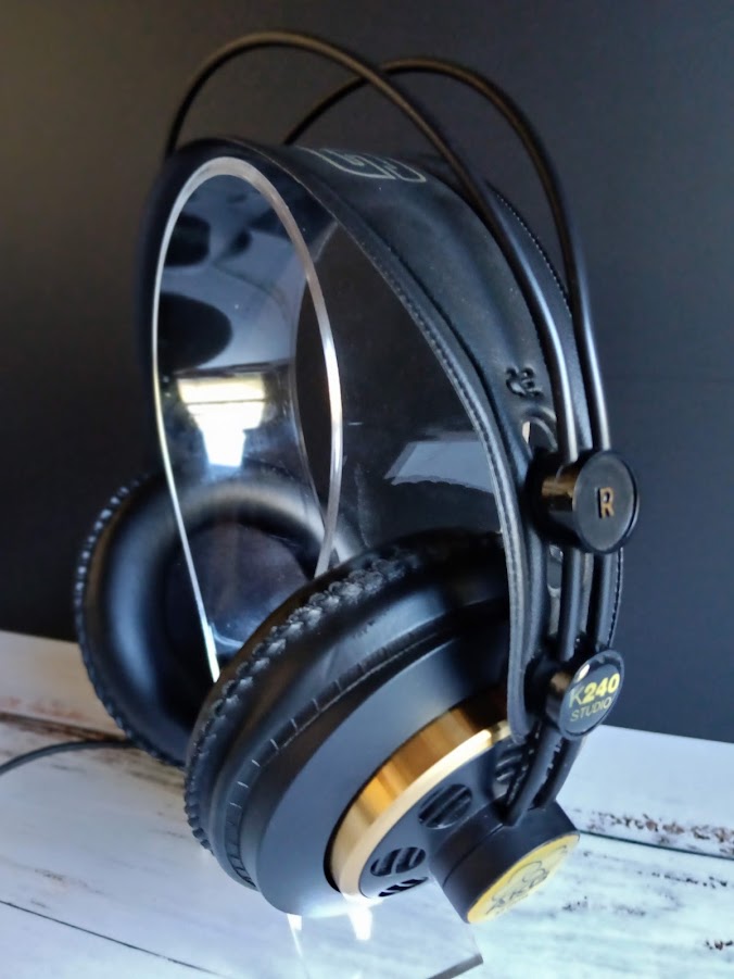 ヘッドホンスタンドにかけられたAKG K240S