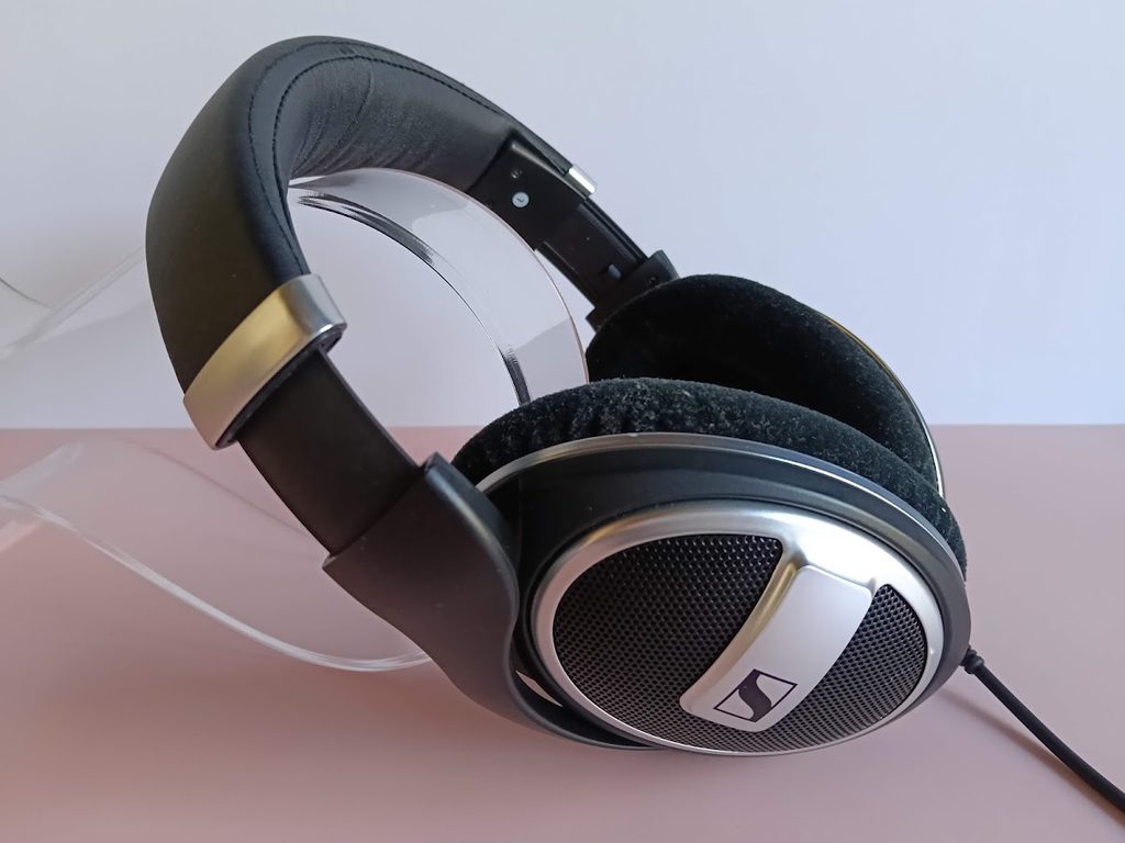 ヘッドホンスタンドに立てかけられたゼンハイザーHD599seの画像