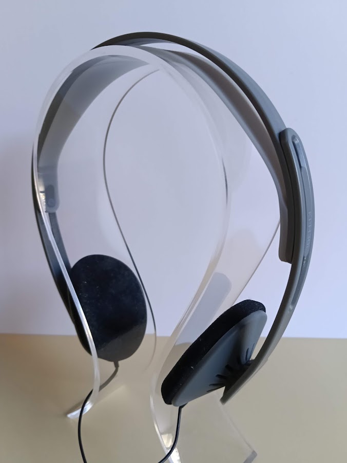 ヘッドホンスタンドにかけられたKOSS kph30i