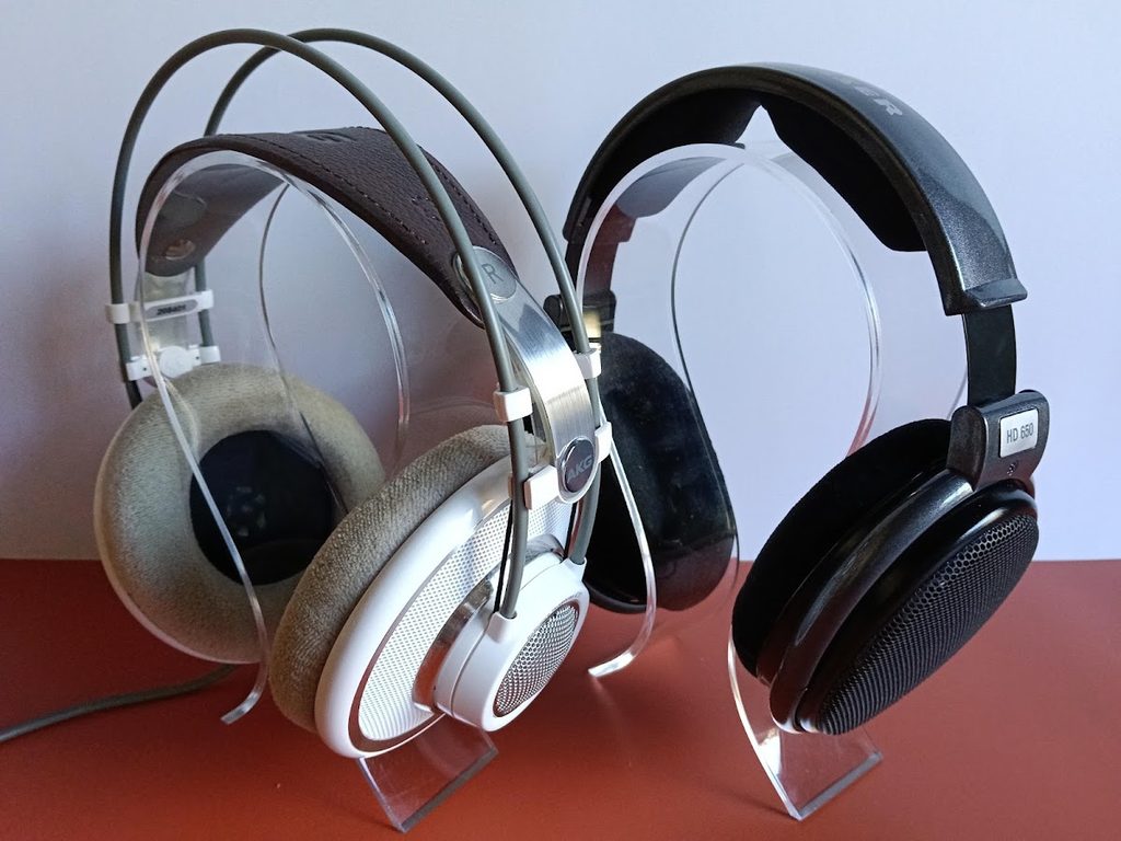 ゼンハイザーHD560とAKG K701がヘッドホンスタンドに装着された画像
