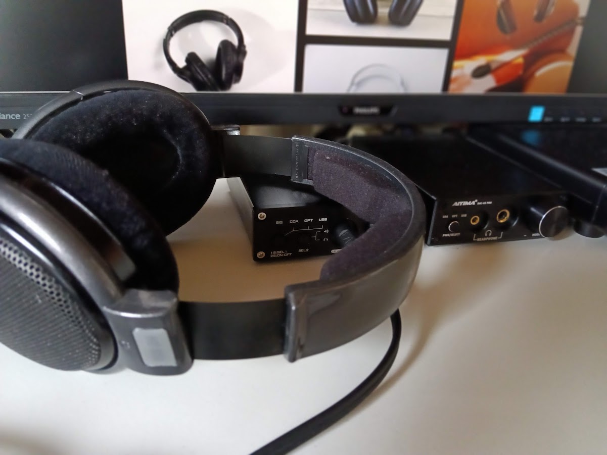 机の上にゼンハイザーHD650やUSB DACなどが置かれた画像