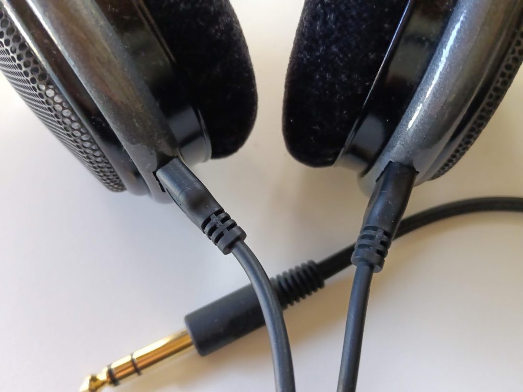 ゼンハイザーHD650のケーブル端子のアップ
画像