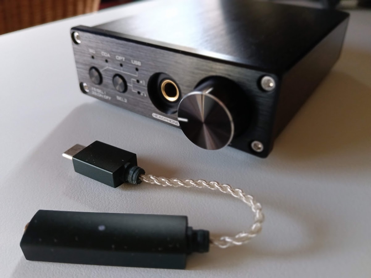卓上に置かれたiFi go linkとnobsound Q5 proの画像