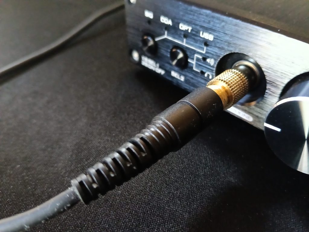 USB DACにつながれたオーディオジャックとプラグの画像
