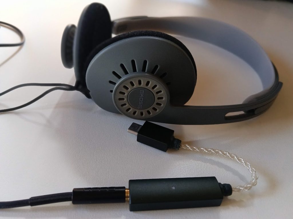 卓上に置かれて接続されているKOSS KPH30iとiFi go linkの画像