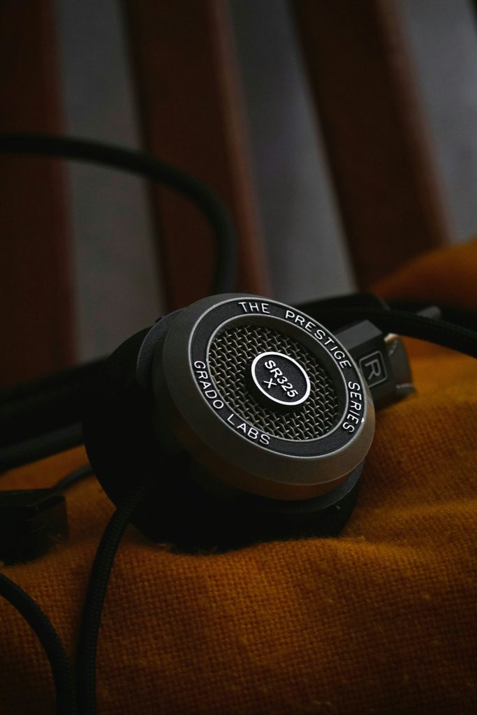 椅子の上に置かれたGRADO SR325X