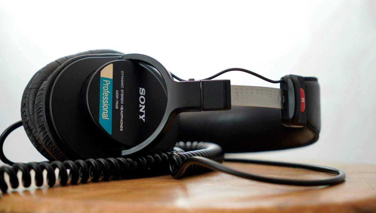 テーブルの上に置かれたソニーMDR-7506の画像